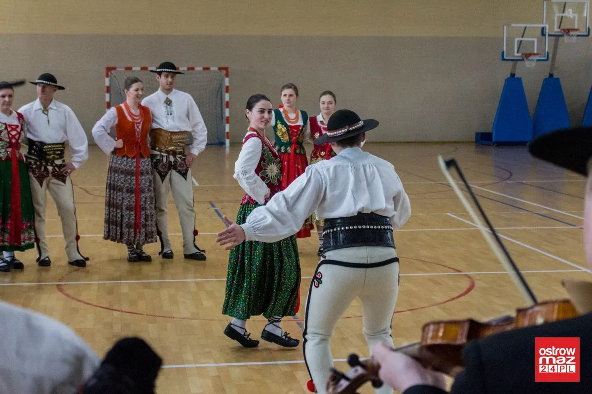 Zespoły folklorystyczne i maraton zumby w Wąsewie (zdjęcia, wideo)