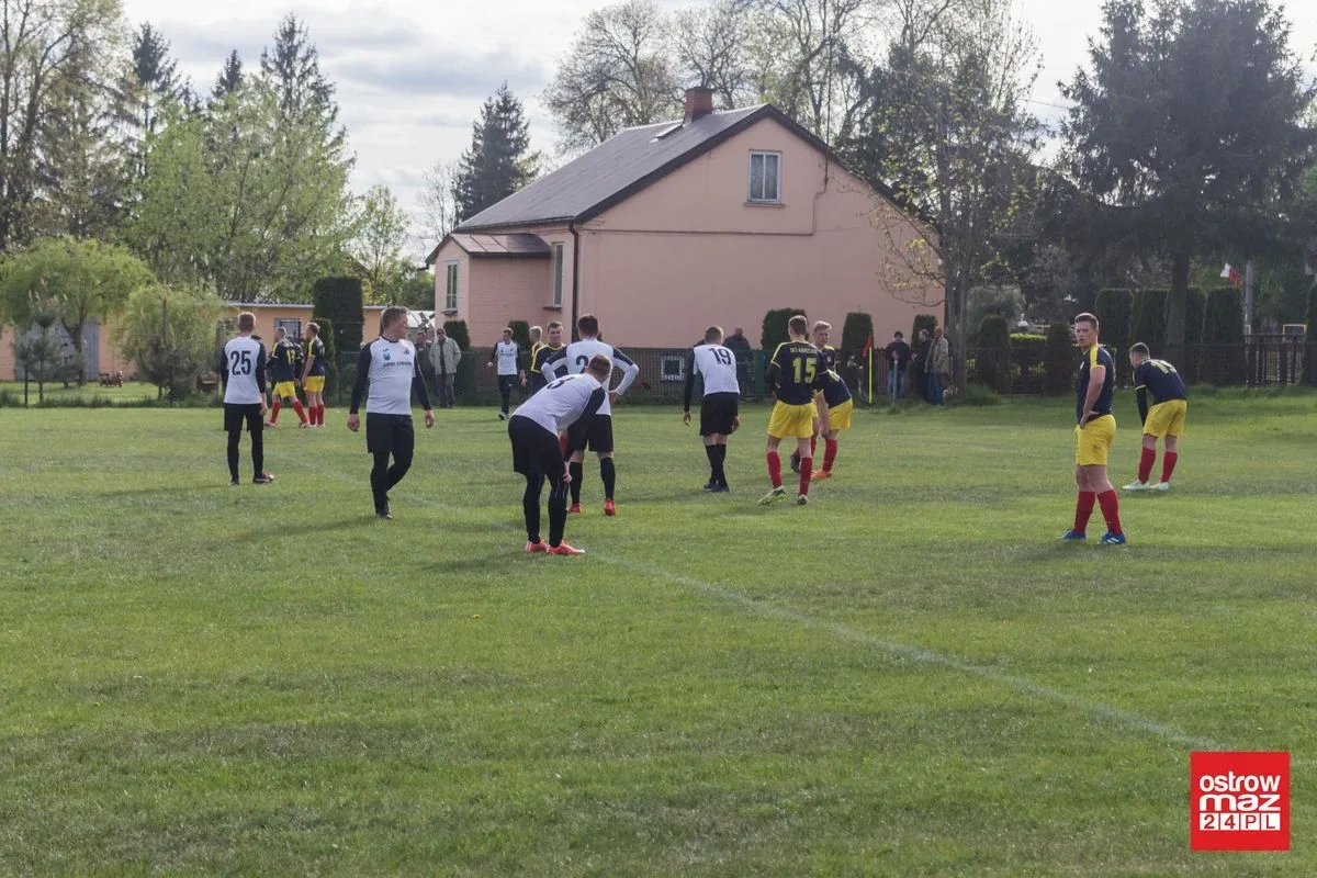 Osiem bramek w Andrzejewie. GKS wygrywa i liczy się w walce o awans (zdjęcia, wideo)