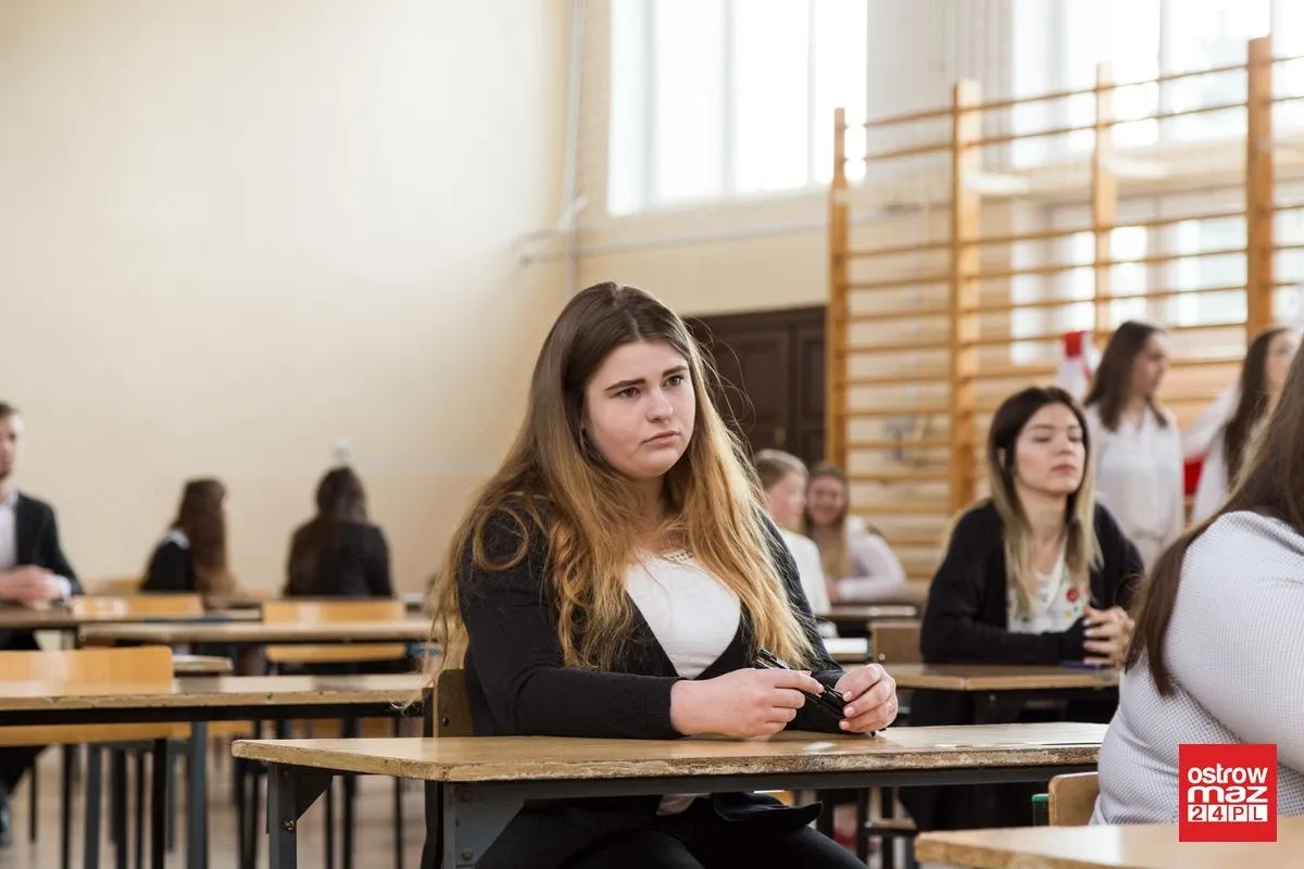 Ekonomik: abiturienci mierzą się z językiem polskim (zdjęcia)