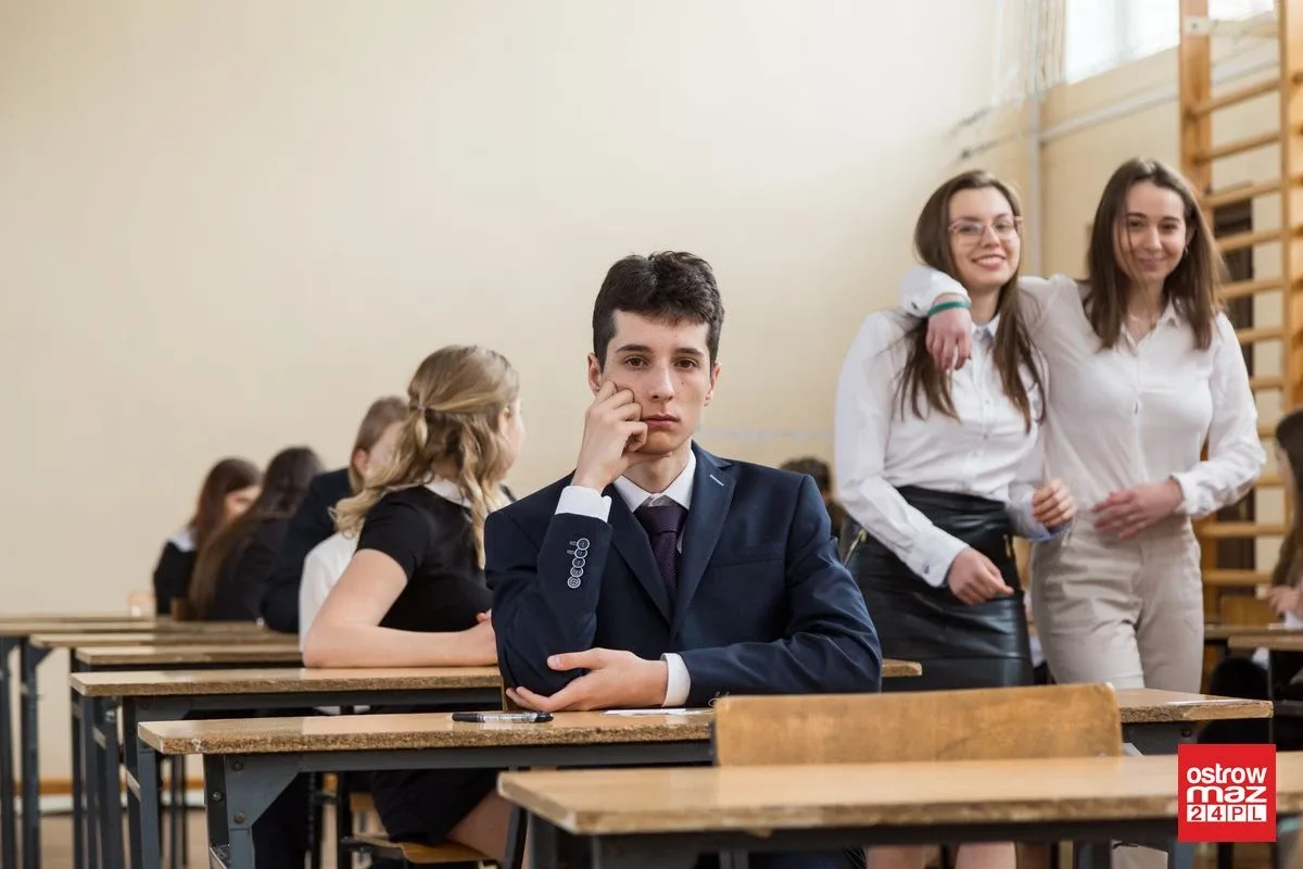 Ekonomik: abiturienci mierzą się z językiem polskim (zdjęcia)