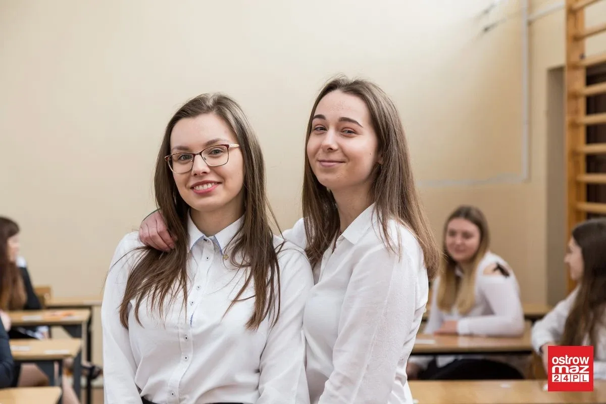 Ekonomik: abiturienci mierzą się z językiem polskim (zdjęcia)