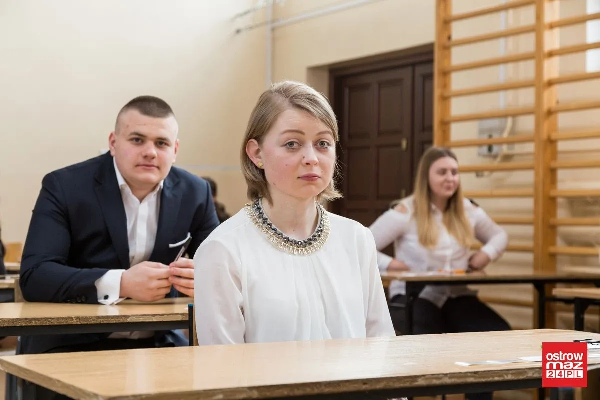 Ekonomik: abiturienci mierzą się z językiem polskim (zdjęcia)