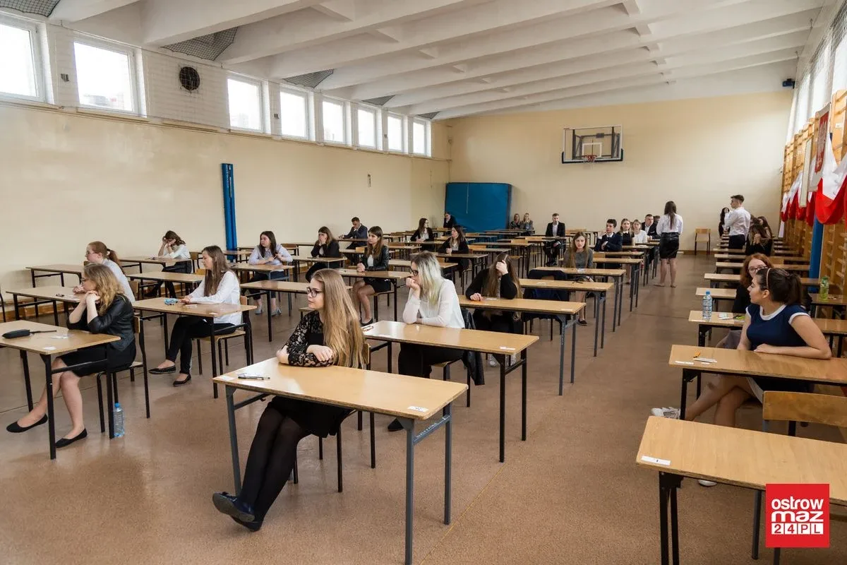 Ekonomik: abiturienci mierzą się z językiem polskim (zdjęcia)