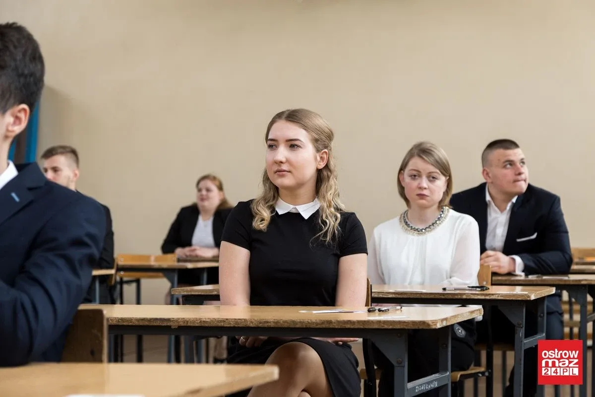 Ekonomik: abiturienci mierzą się z językiem polskim (zdjęcia)