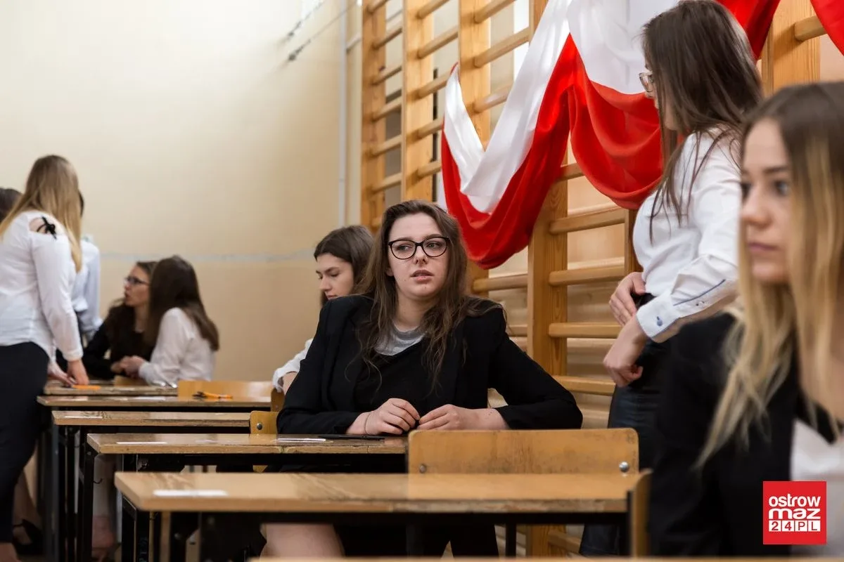 Ekonomik: abiturienci mierzą się z językiem polskim (zdjęcia)