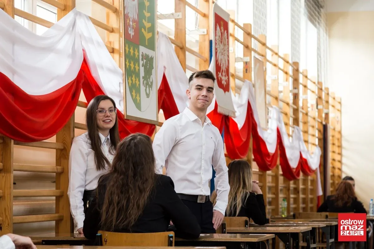 Ekonomik: abiturienci mierzą się z językiem polskim (zdjęcia)
