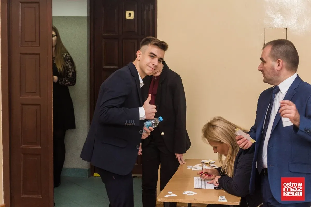 Ekonomik: abiturienci mierzą się z językiem polskim (zdjęcia)