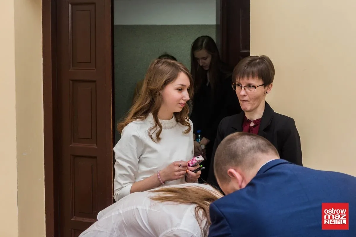 Ekonomik: abiturienci mierzą się z językiem polskim (zdjęcia)