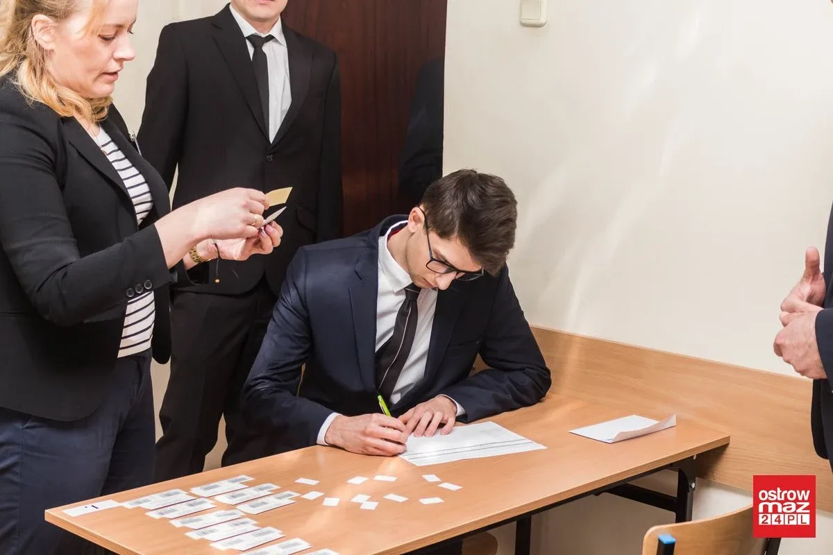 Ekonomik: abiturienci mierzą się z językiem polskim (zdjęcia)