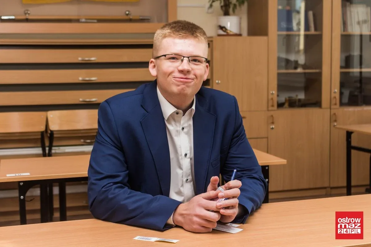 Ekonomik: abiturienci mierzą się z językiem polskim (zdjęcia)