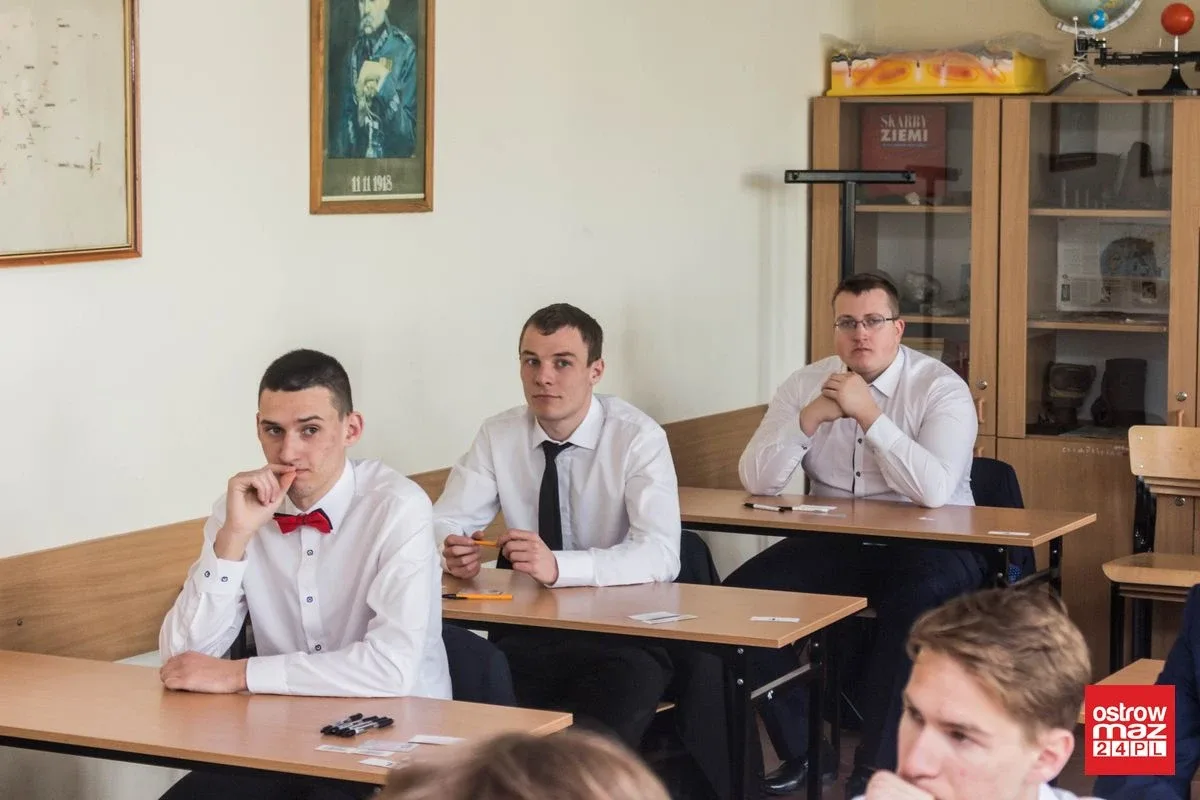 Ekonomik: abiturienci mierzą się z językiem polskim (zdjęcia)