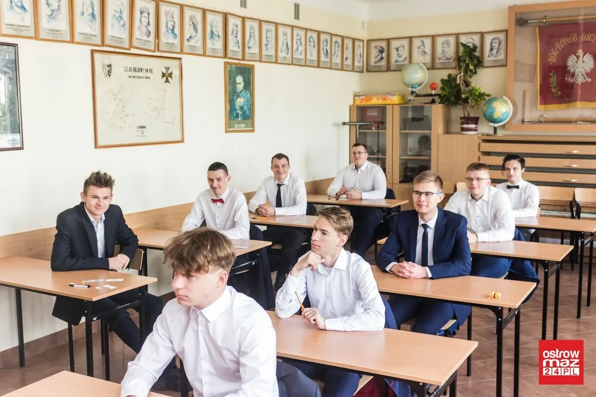 Ekonomik: abiturienci mierzą się z językiem polskim (zdjęcia)