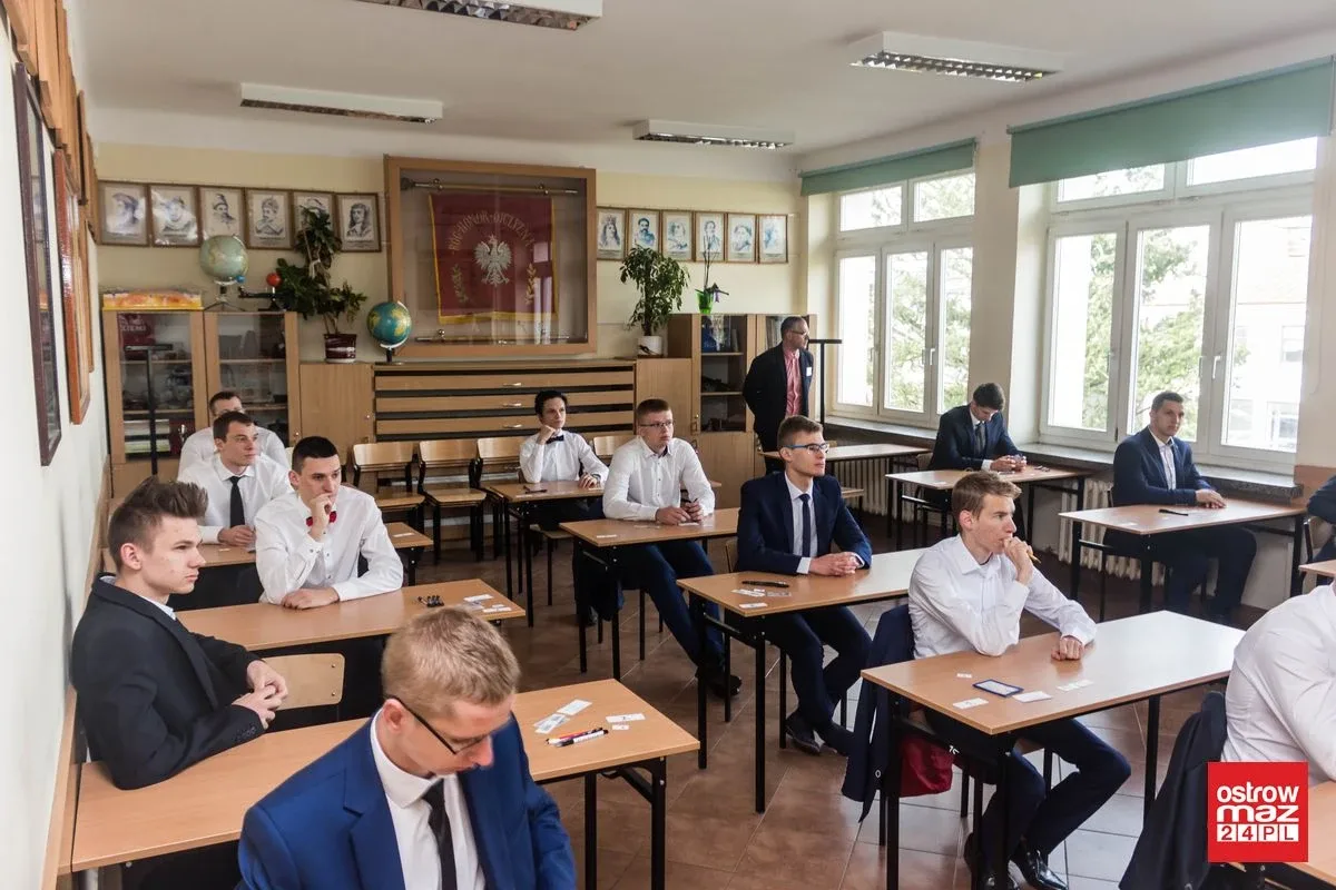 Ekonomik: abiturienci mierzą się z językiem polskim (zdjęcia)