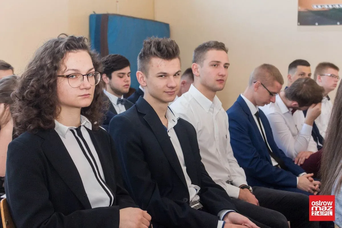 Koniec roku szkolnego dla maturzystów z "Ekonomika". Przed nimi egzamin dojrzałości (zdjęcia, wideo)