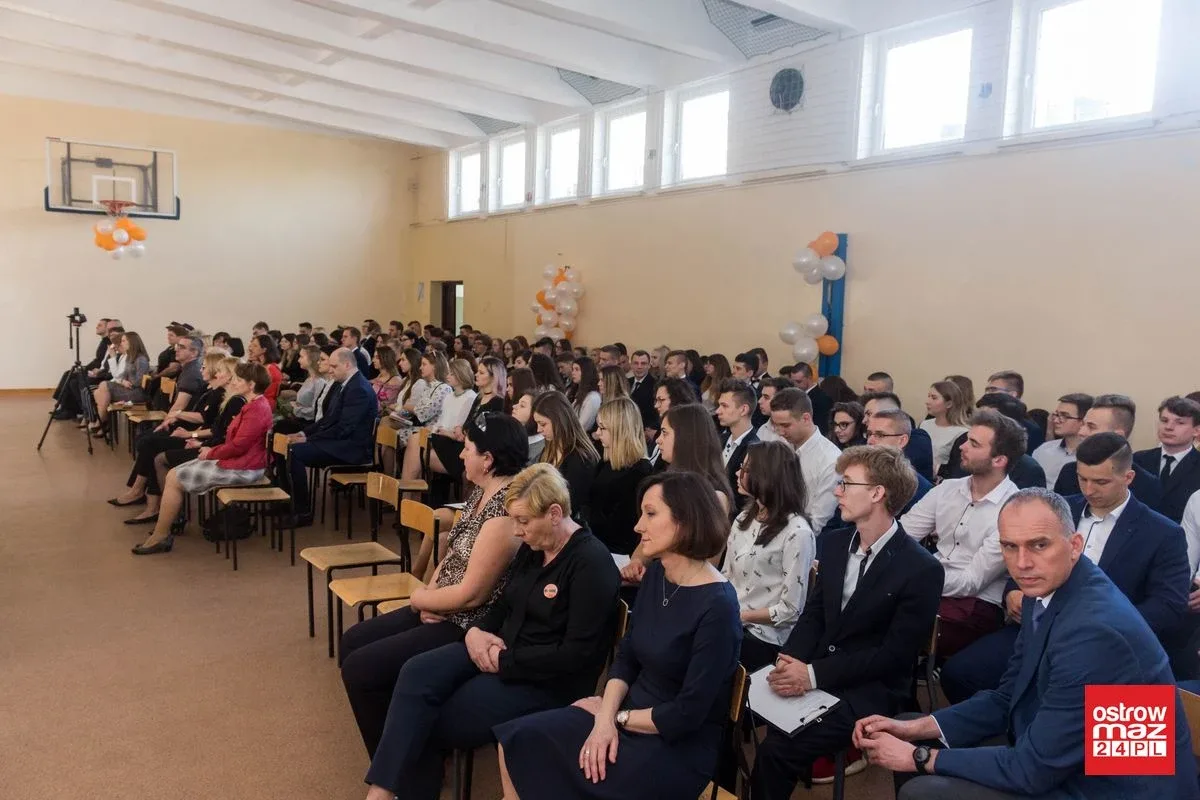 Koniec roku szkolnego dla maturzystów z "Ekonomika". Przed nimi egzamin dojrzałości (zdjęcia, wideo)