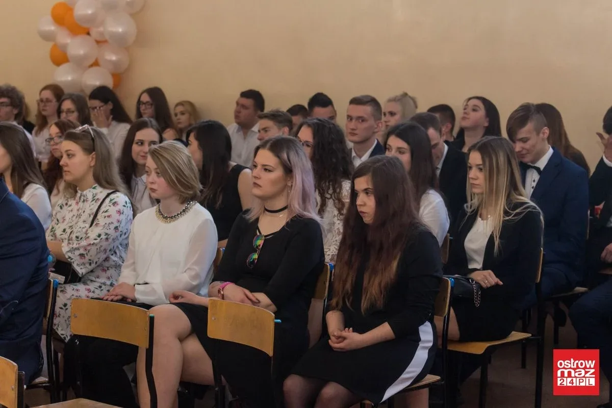 Koniec roku szkolnego dla maturzystów z "Ekonomika". Przed nimi egzamin dojrzałości (zdjęcia, wideo)