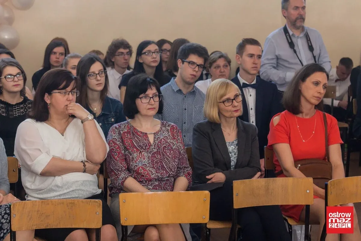 Koniec roku szkolnego dla maturzystów z "Ekonomika". Przed nimi egzamin dojrzałości (zdjęcia, wideo)