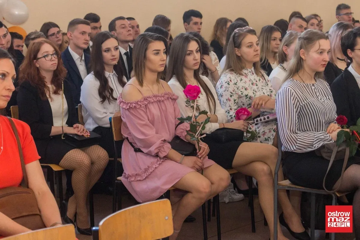 Koniec roku szkolnego dla maturzystów z "Ekonomika". Przed nimi egzamin dojrzałości (zdjęcia, wideo)