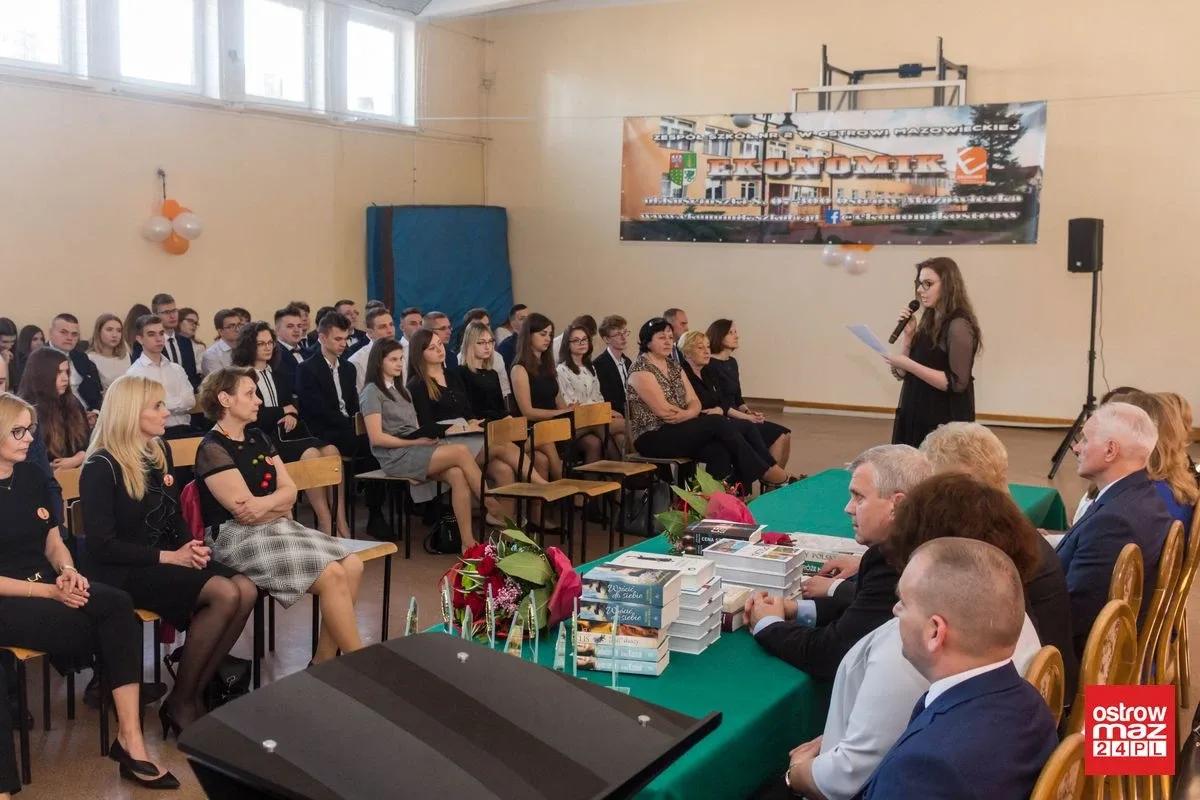 Koniec roku szkolnego dla maturzystów z "Ekonomika". Przed nimi egzamin dojrzałości (zdjęcia, wideo)