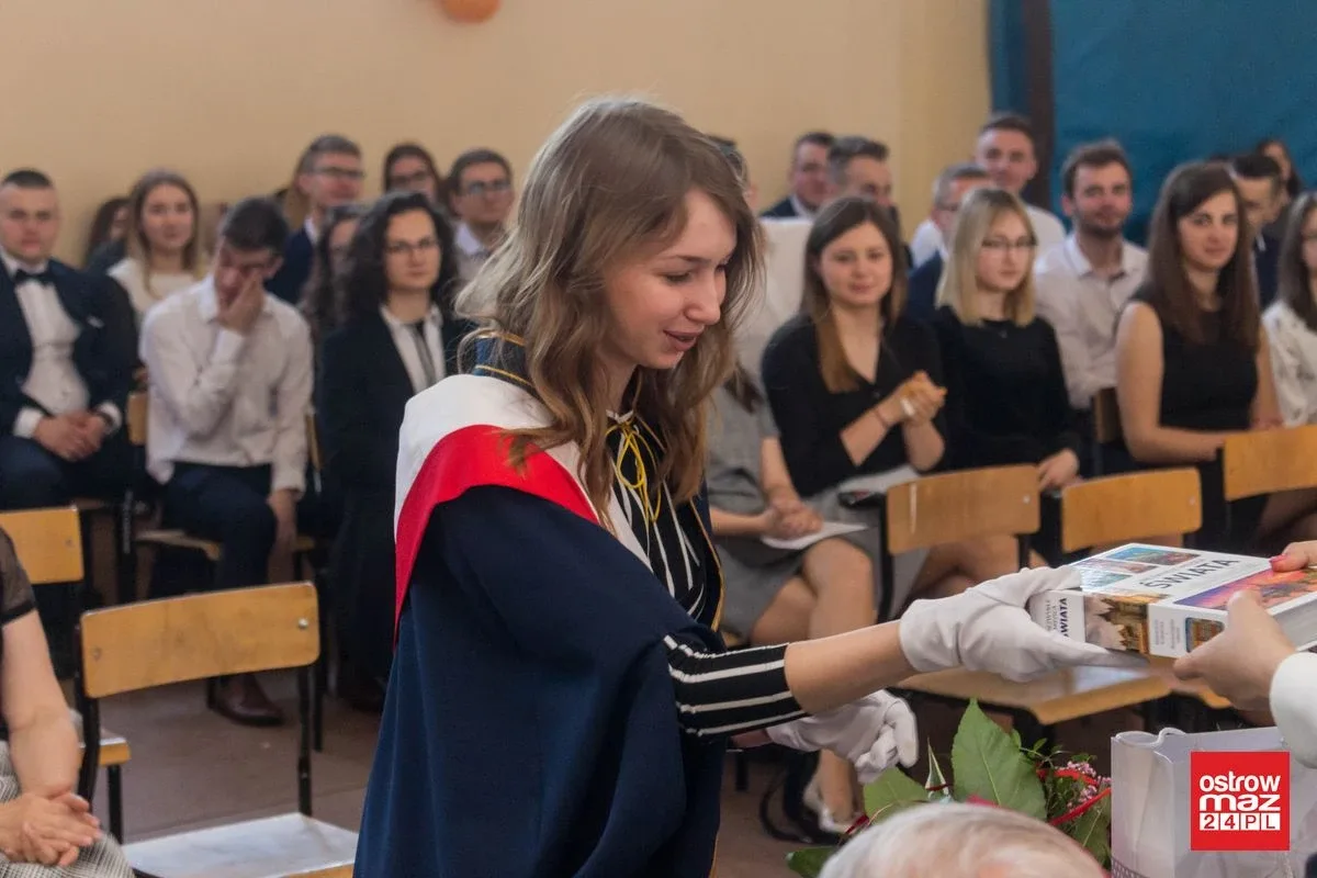 Koniec roku szkolnego dla maturzystów z "Ekonomika". Przed nimi egzamin dojrzałości (zdjęcia, wideo)