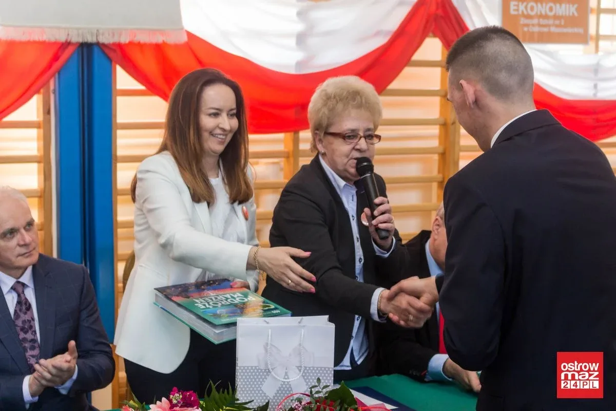 Koniec roku szkolnego dla maturzystów z "Ekonomika". Przed nimi egzamin dojrzałości (zdjęcia, wideo)