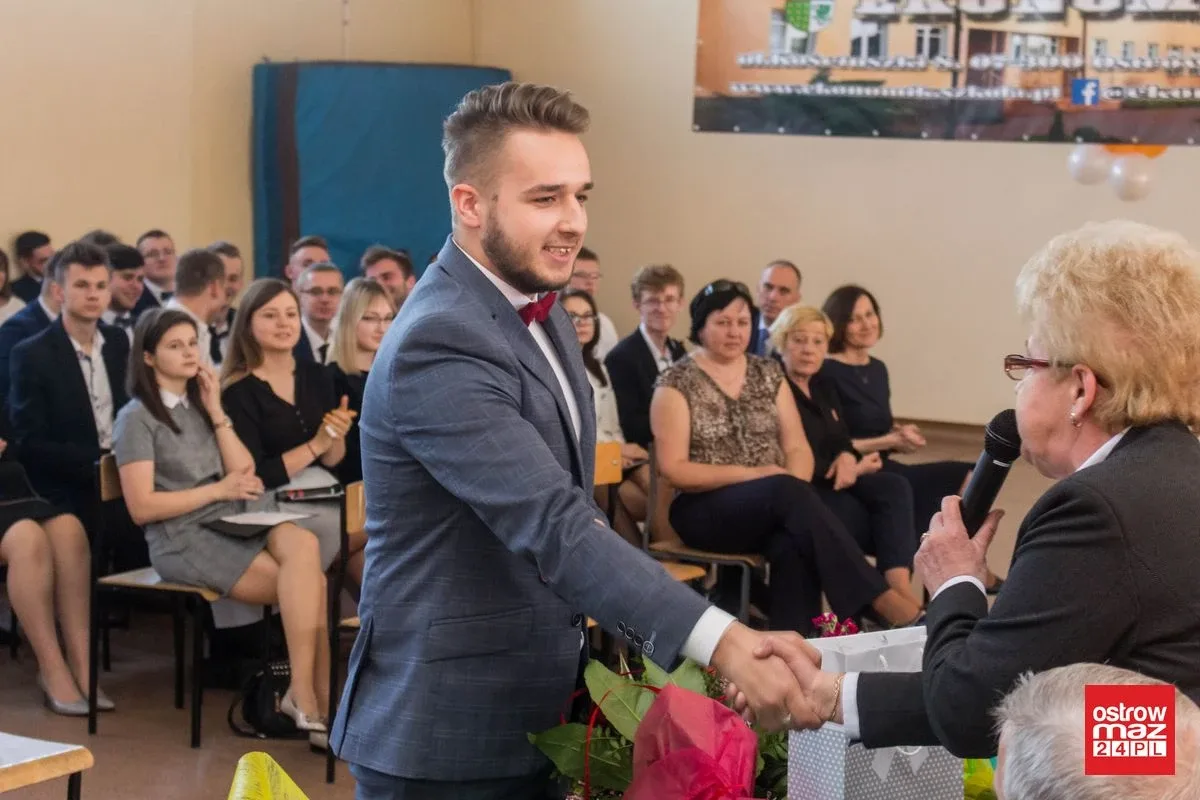 Koniec roku szkolnego dla maturzystów z "Ekonomika". Przed nimi egzamin dojrzałości (zdjęcia, wideo)