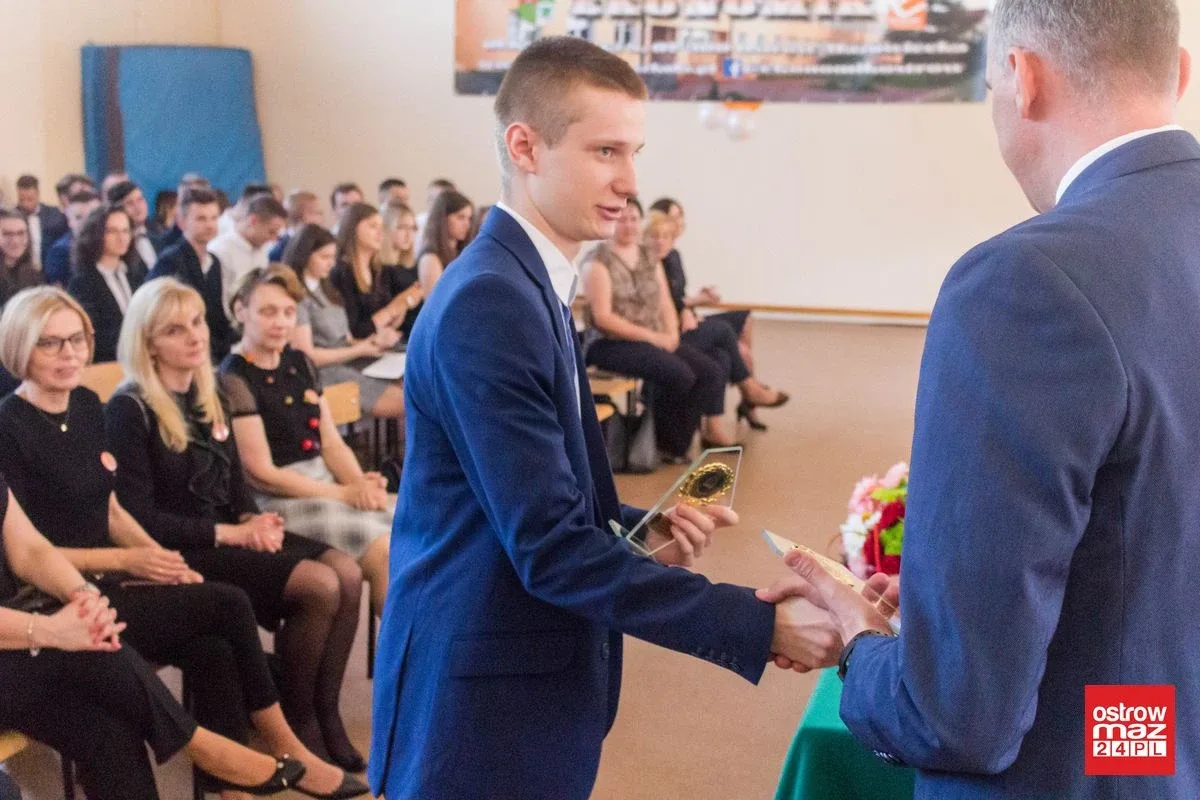Koniec roku szkolnego dla maturzystów z "Ekonomika". Przed nimi egzamin dojrzałości (zdjęcia, wideo)