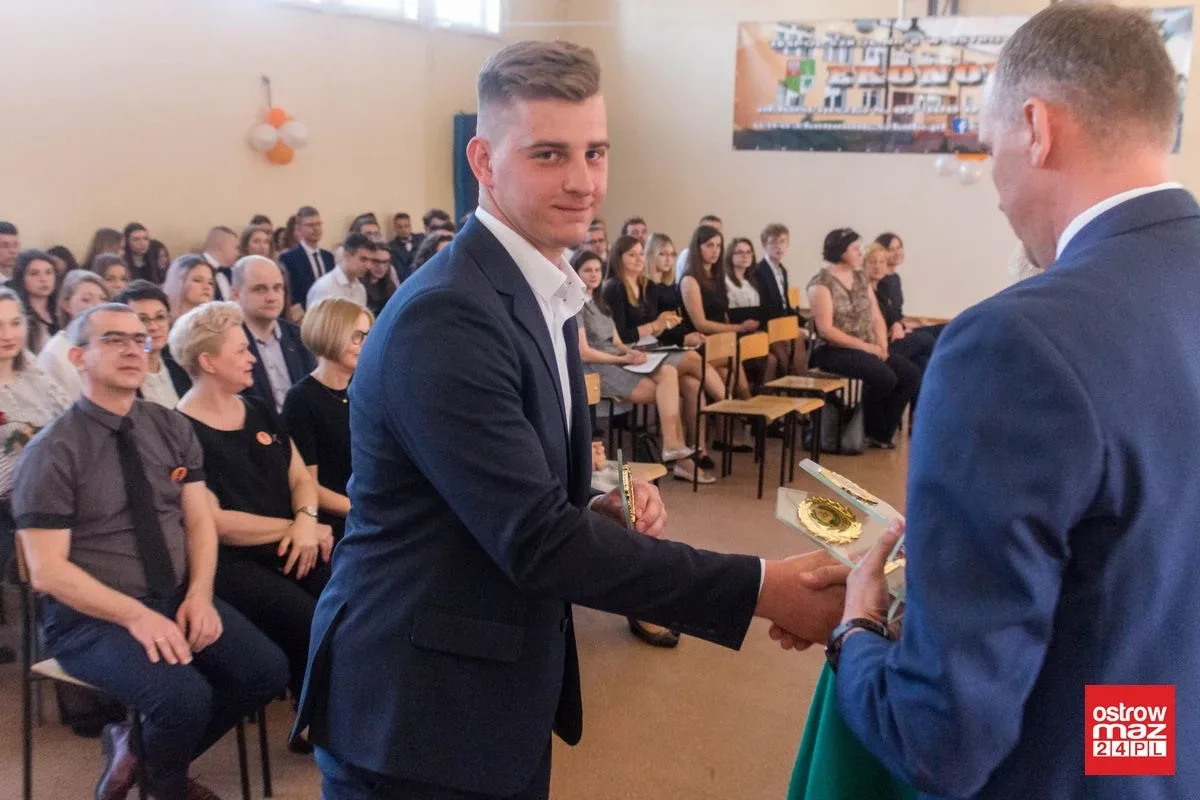 Koniec roku szkolnego dla maturzystów z "Ekonomika". Przed nimi egzamin dojrzałości (zdjęcia, wideo)