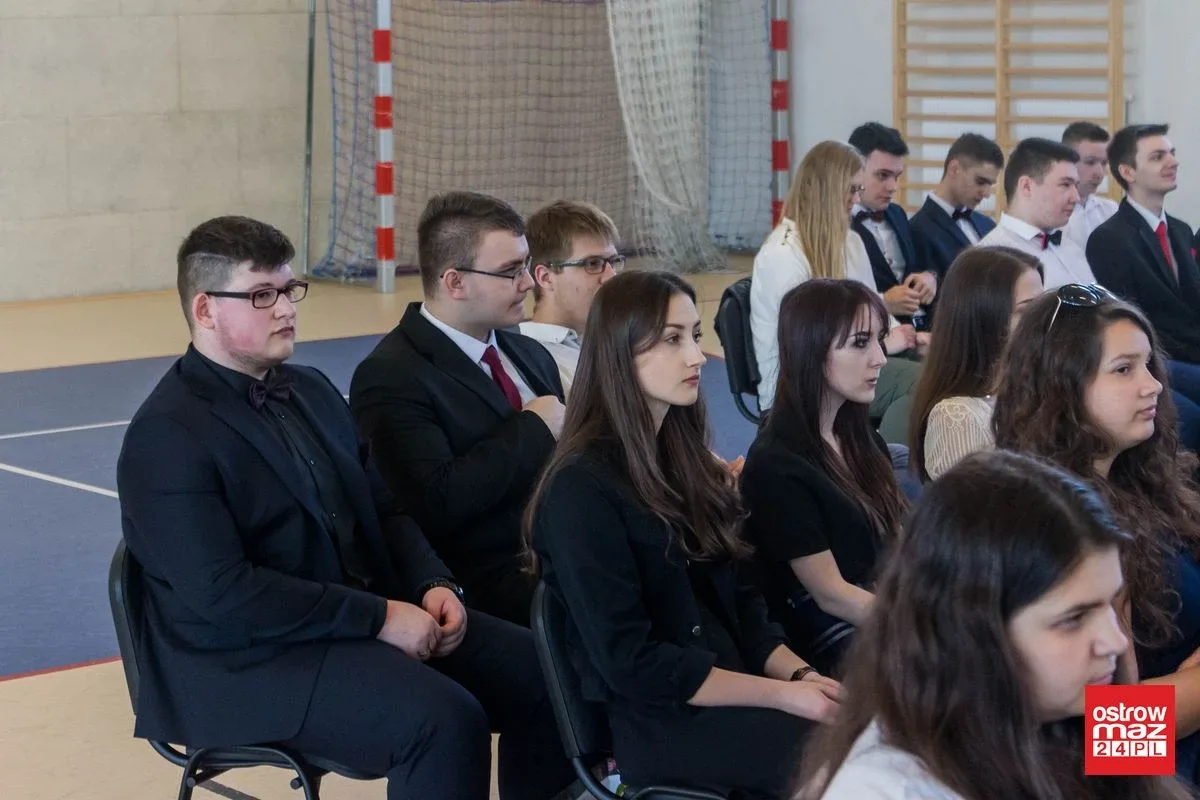 Wczoraj uczniowie, dziś absolwenci. Zakończenia roku klas maturalnych w "Koperniczku" (zdjęcia, wideo)