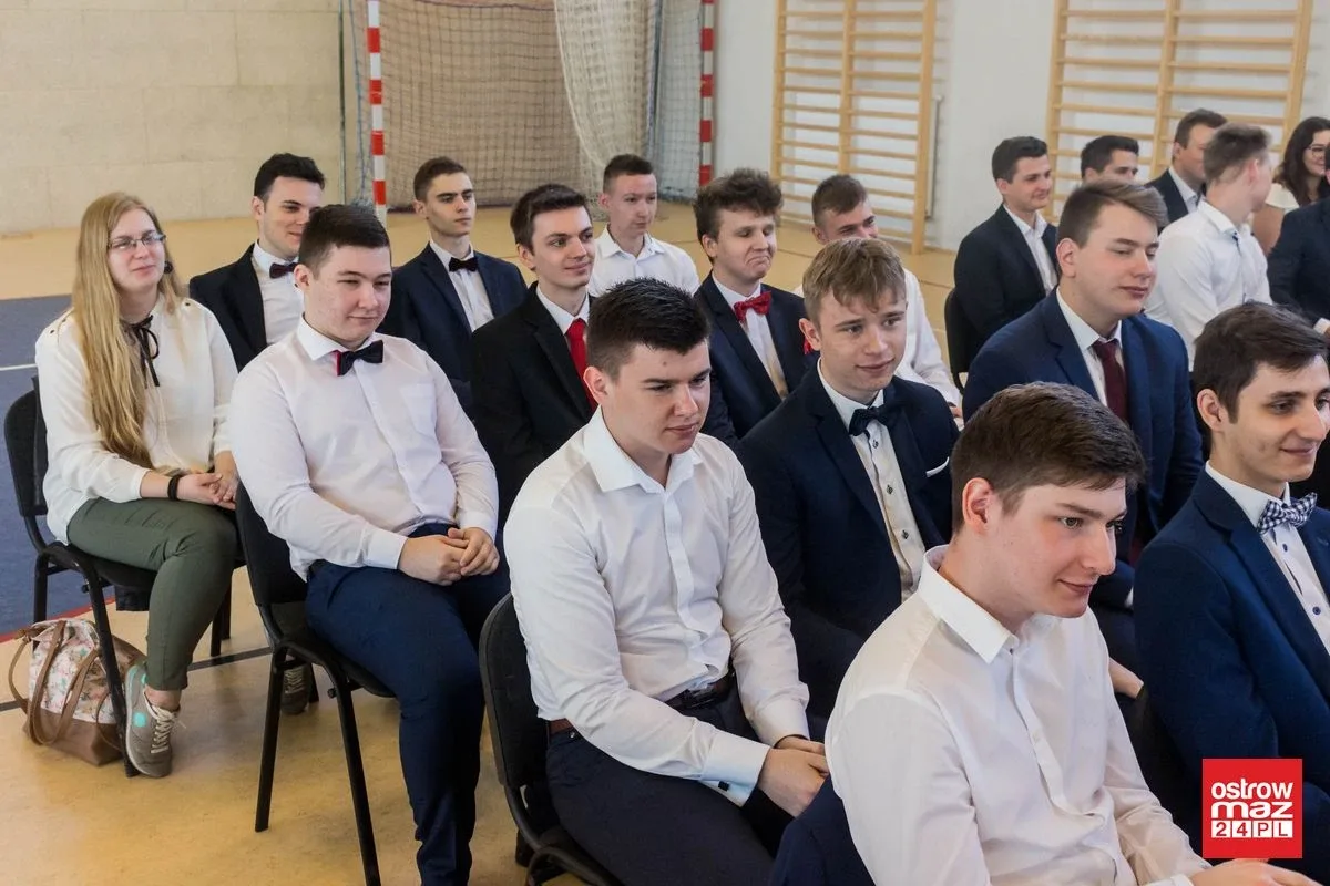 Wczoraj uczniowie, dziś absolwenci. Zakończenia roku klas maturalnych w "Koperniczku" (zdjęcia, wideo)