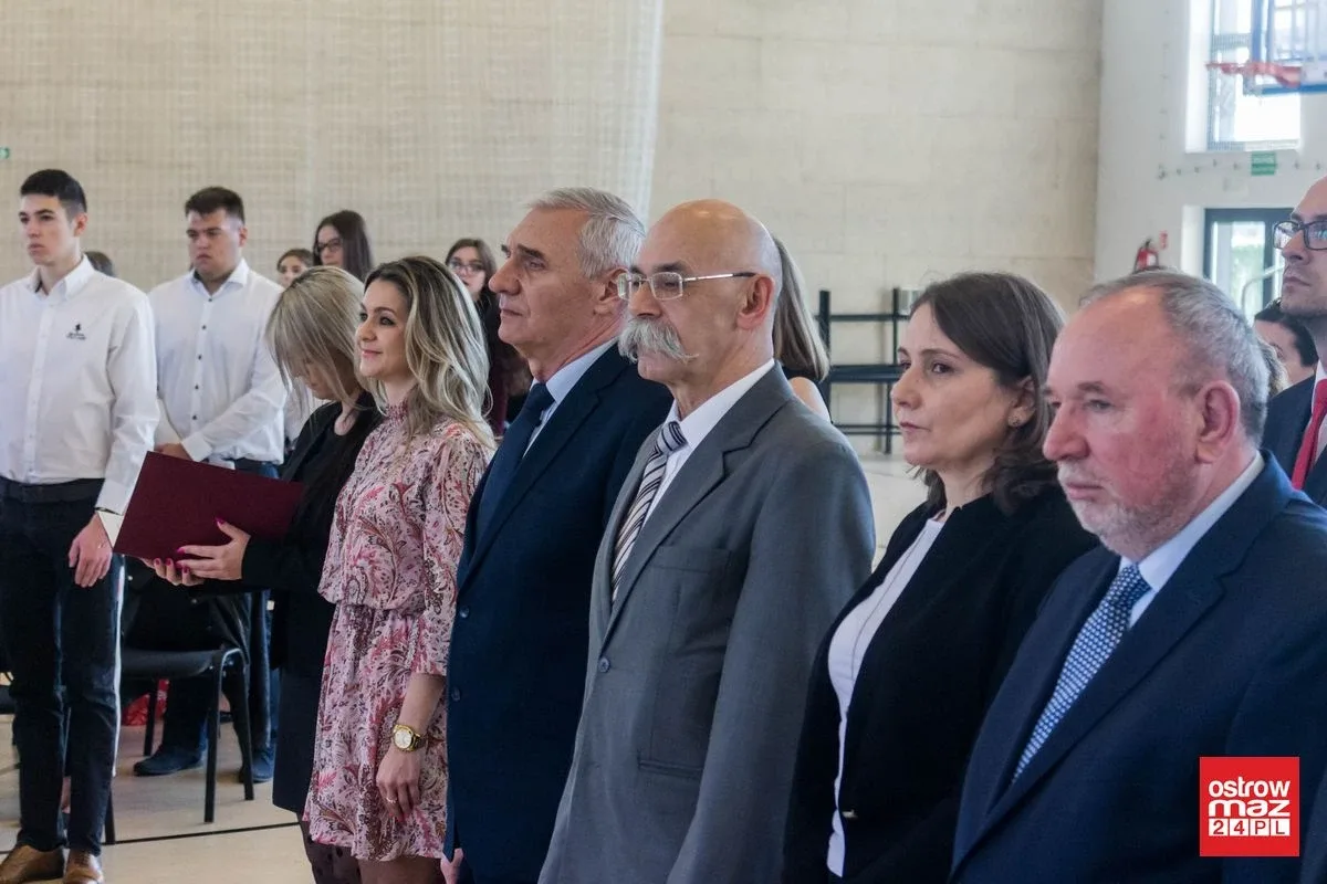 Wczoraj uczniowie, dziś absolwenci. Zakończenia roku klas maturalnych w "Koperniczku" (zdjęcia, wideo)