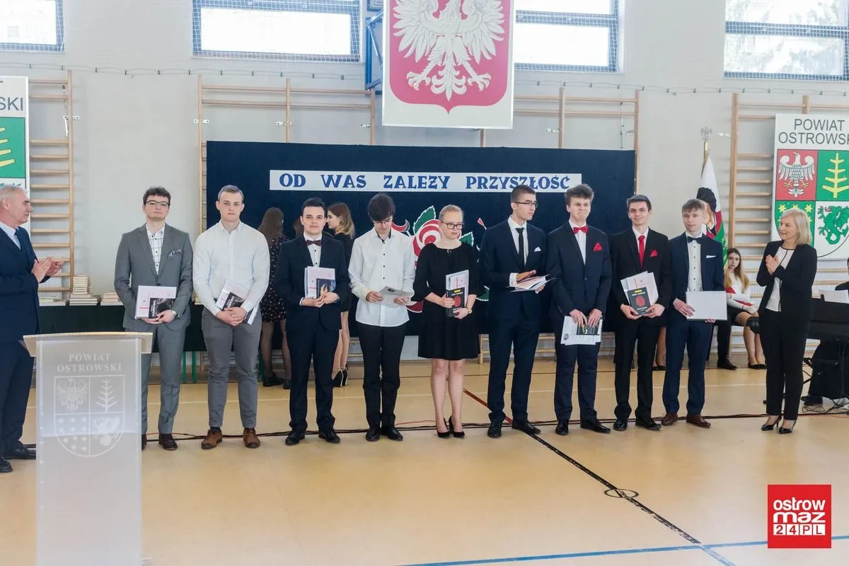 Wczoraj uczniowie, dziś absolwenci. Zakończenia roku klas maturalnych w "Koperniczku" (zdjęcia, wideo)