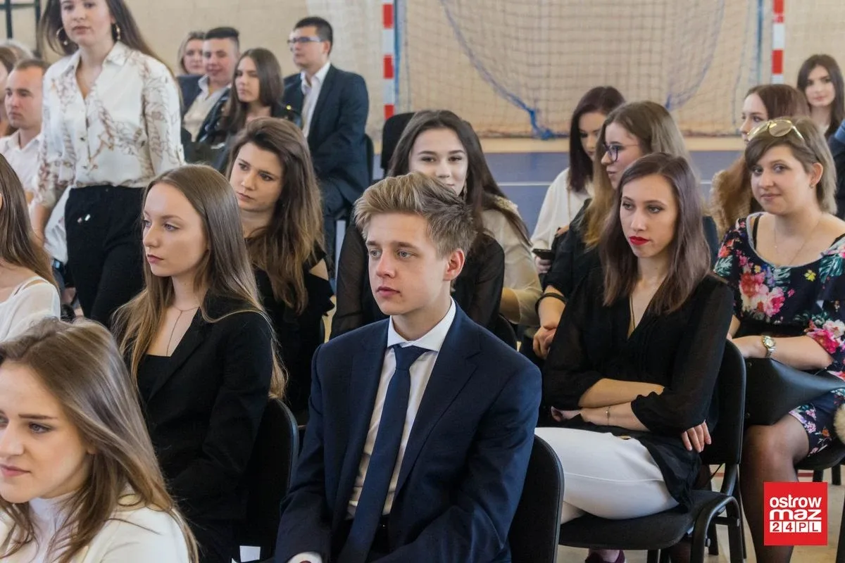 Wczoraj uczniowie, dziś absolwenci. Zakończenia roku klas maturalnych w "Koperniczku" (zdjęcia, wideo)