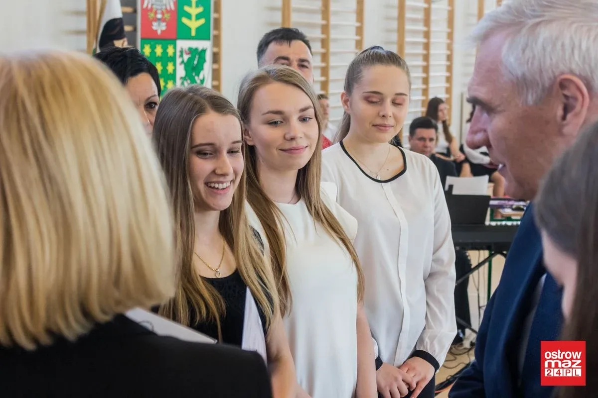 Wczoraj uczniowie, dziś absolwenci. Zakończenia roku klas maturalnych w "Koperniczku" (zdjęcia, wideo)