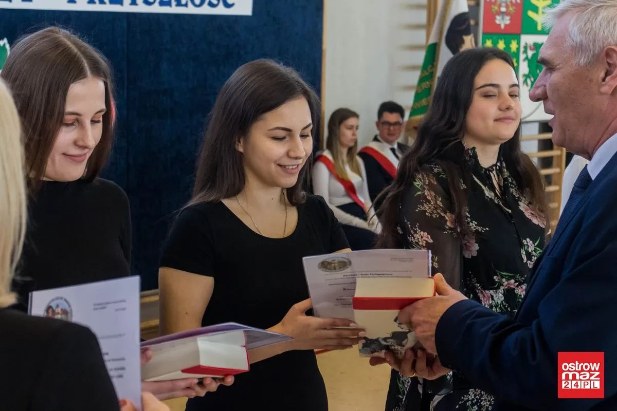 Wczoraj uczniowie, dziś absolwenci. Zakończenia roku klas maturalnych w "Koperniczku" (zdjęcia, wideo)