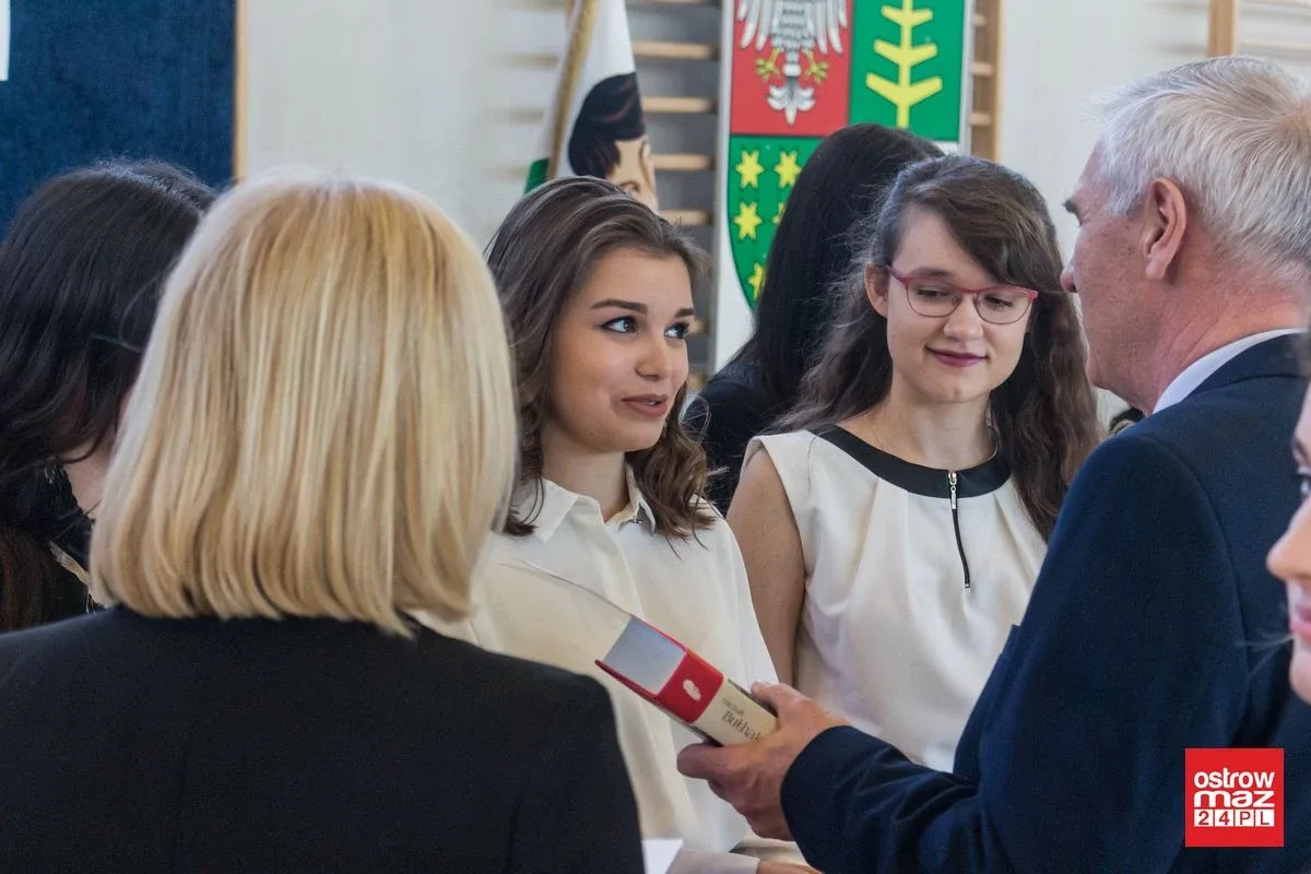 Wczoraj uczniowie, dziś absolwenci. Zakończenia roku klas maturalnych w "Koperniczku" (zdjęcia, wideo)