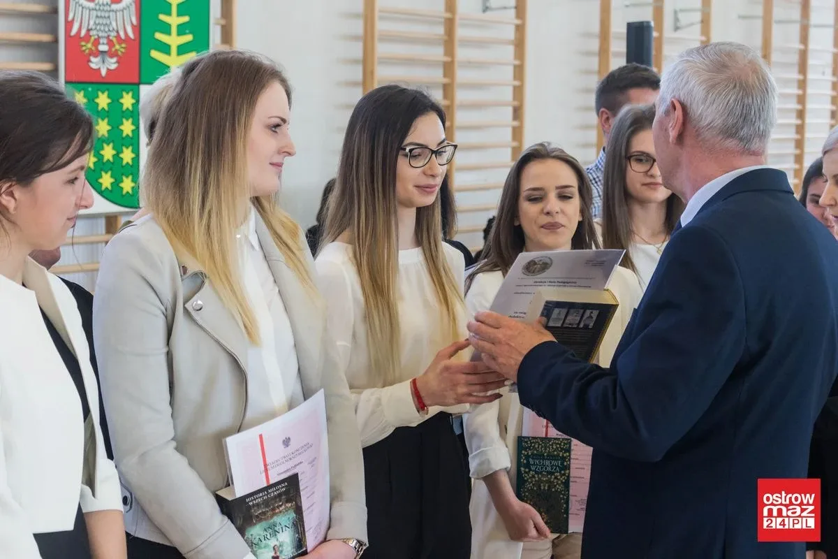 Wczoraj uczniowie, dziś absolwenci. Zakończenia roku klas maturalnych w "Koperniczku" (zdjęcia, wideo)
