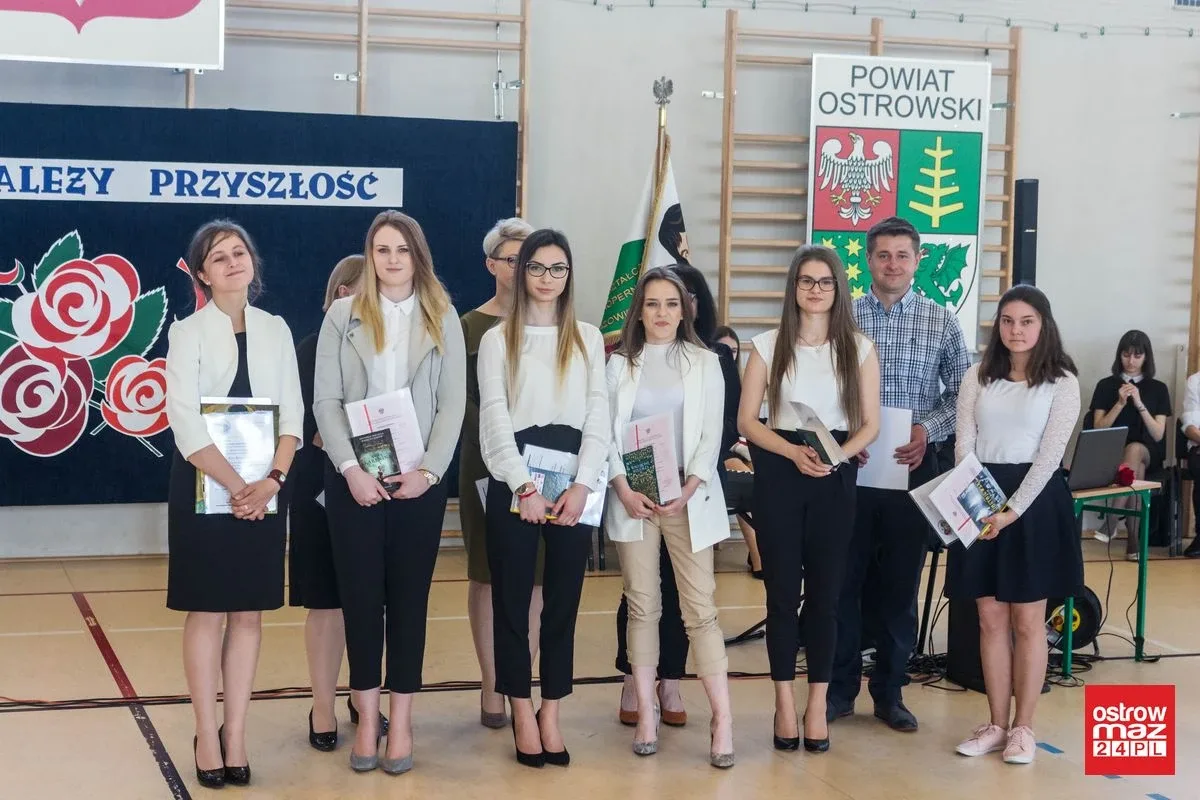 Wczoraj uczniowie, dziś absolwenci. Zakończenia roku klas maturalnych w "Koperniczku" (zdjęcia, wideo)