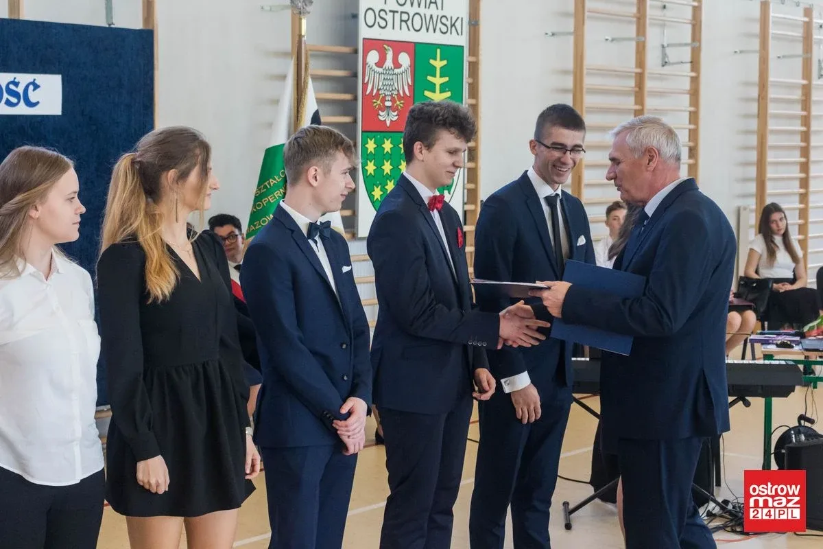 Wczoraj uczniowie, dziś absolwenci. Zakończenia roku klas maturalnych w "Koperniczku" (zdjęcia, wideo)