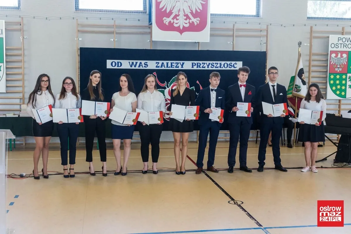 Wczoraj uczniowie, dziś absolwenci. Zakończenia roku klas maturalnych w "Koperniczku" (zdjęcia, wideo)