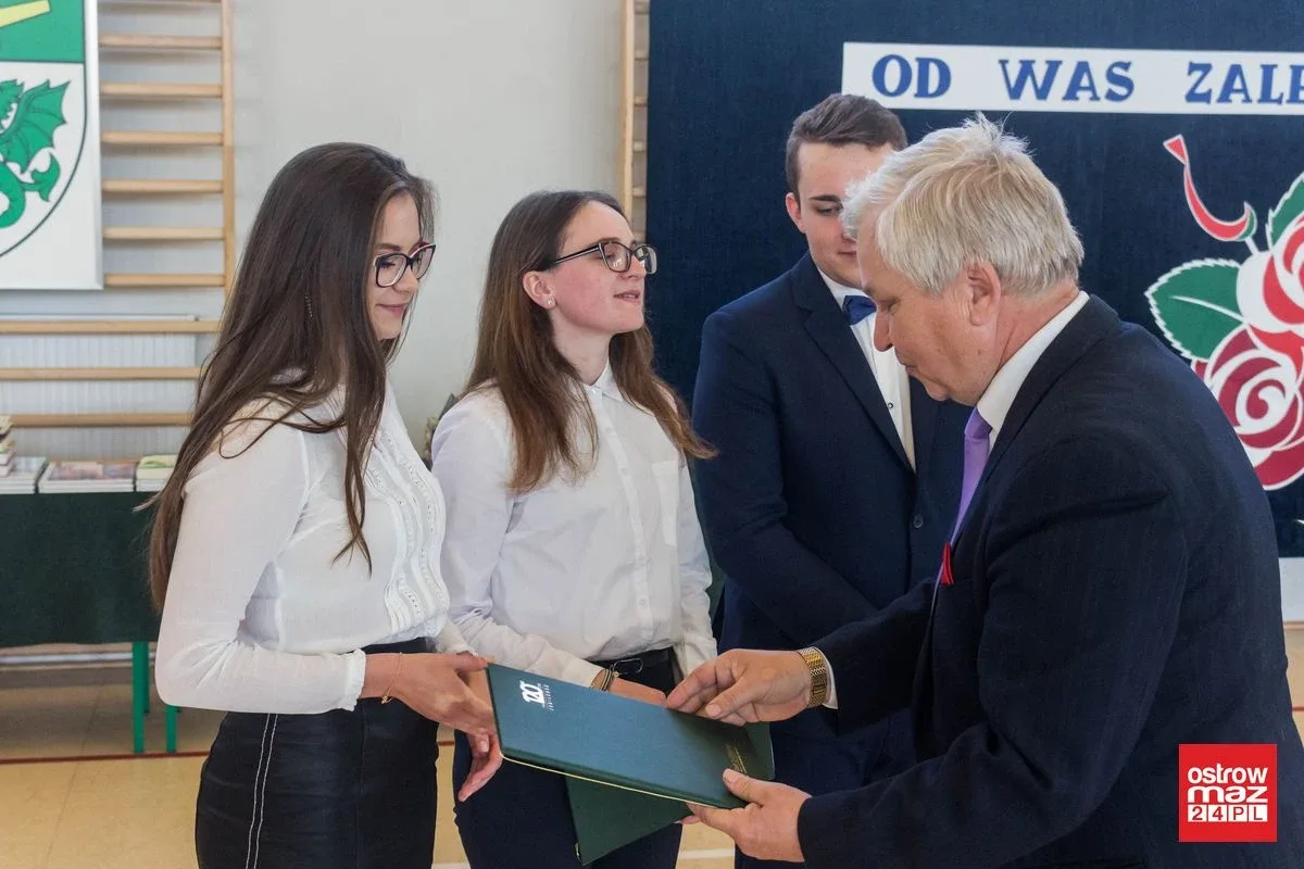 Wczoraj uczniowie, dziś absolwenci. Zakończenia roku klas maturalnych w "Koperniczku" (zdjęcia, wideo)