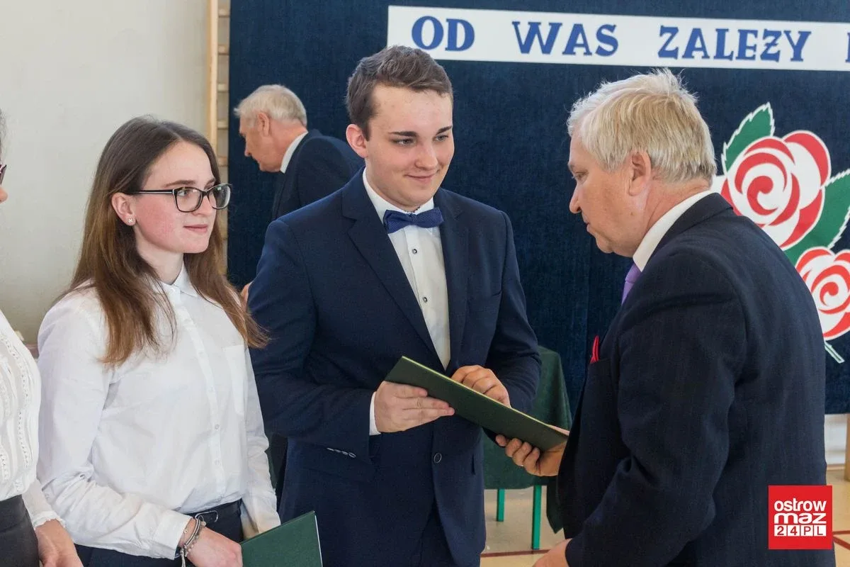 Wczoraj uczniowie, dziś absolwenci. Zakończenia roku klas maturalnych w "Koperniczku" (zdjęcia, wideo)