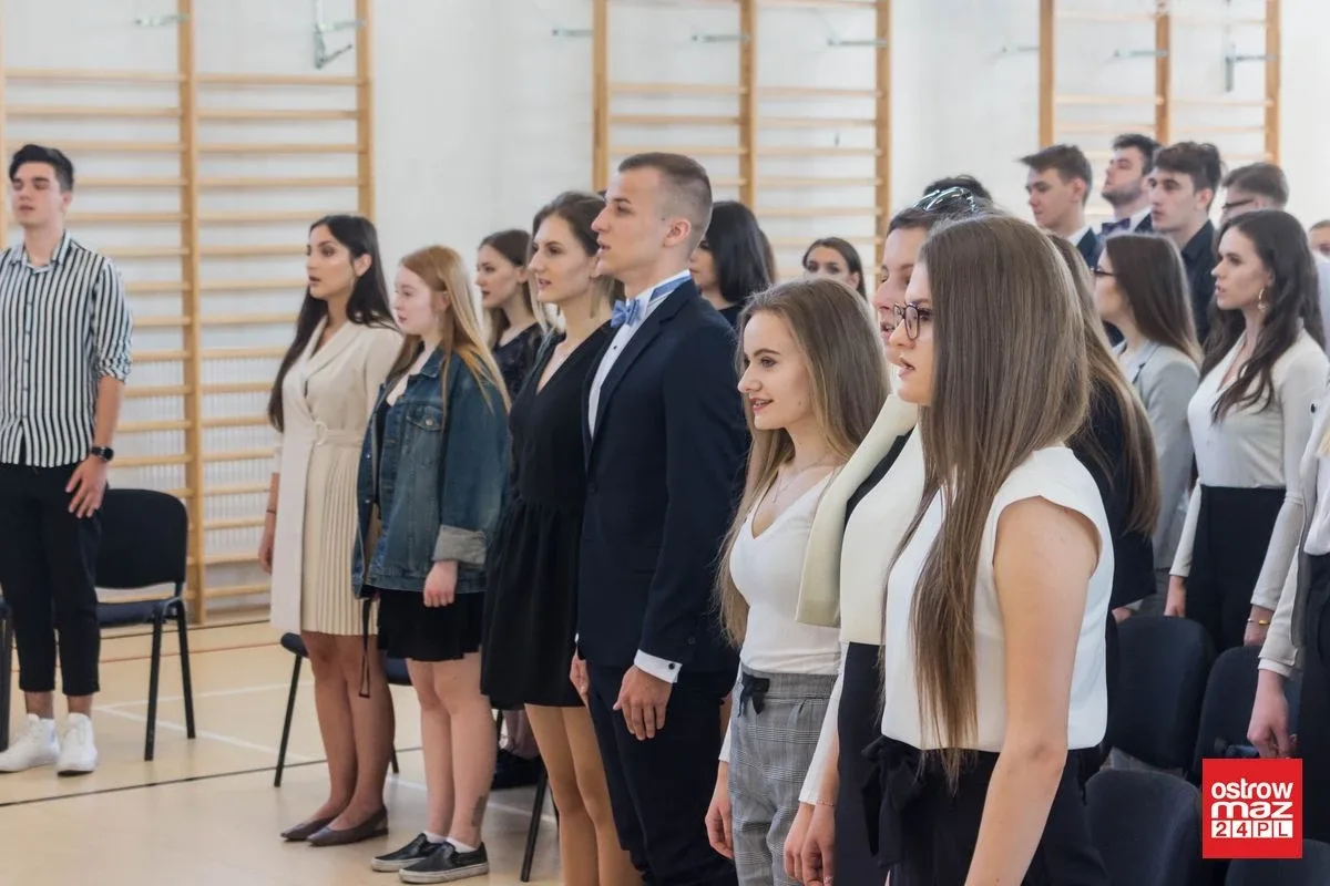 Wczoraj uczniowie, dziś absolwenci. Zakończenia roku klas maturalnych w "Koperniczku" (zdjęcia, wideo)