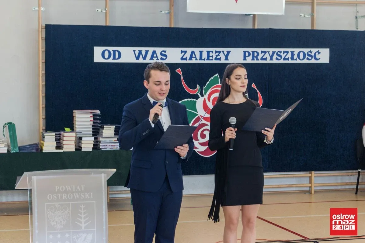 Wczoraj uczniowie, dziś absolwenci. Zakończenia roku klas maturalnych w "Koperniczku" (zdjęcia, wideo)