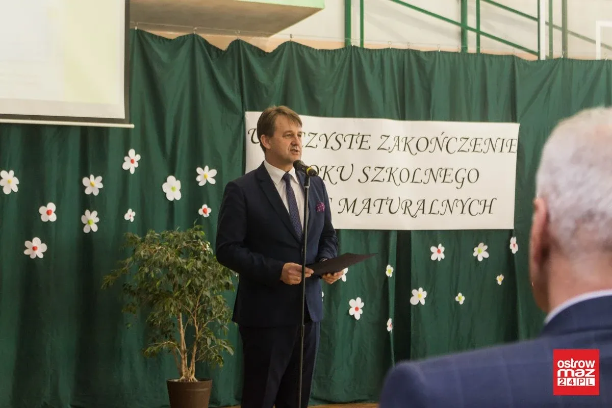 Maturzyści z "Rubinka" zakończyli rok szkolny (zdjęcia, wideo)
