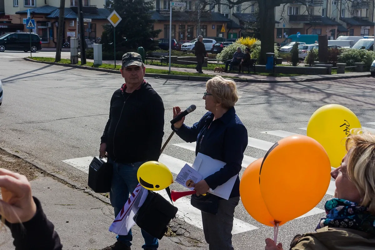 Nauczyciele protestowali pod ratuszem i ostrowskim starostwem (zdjęcia, wideo)