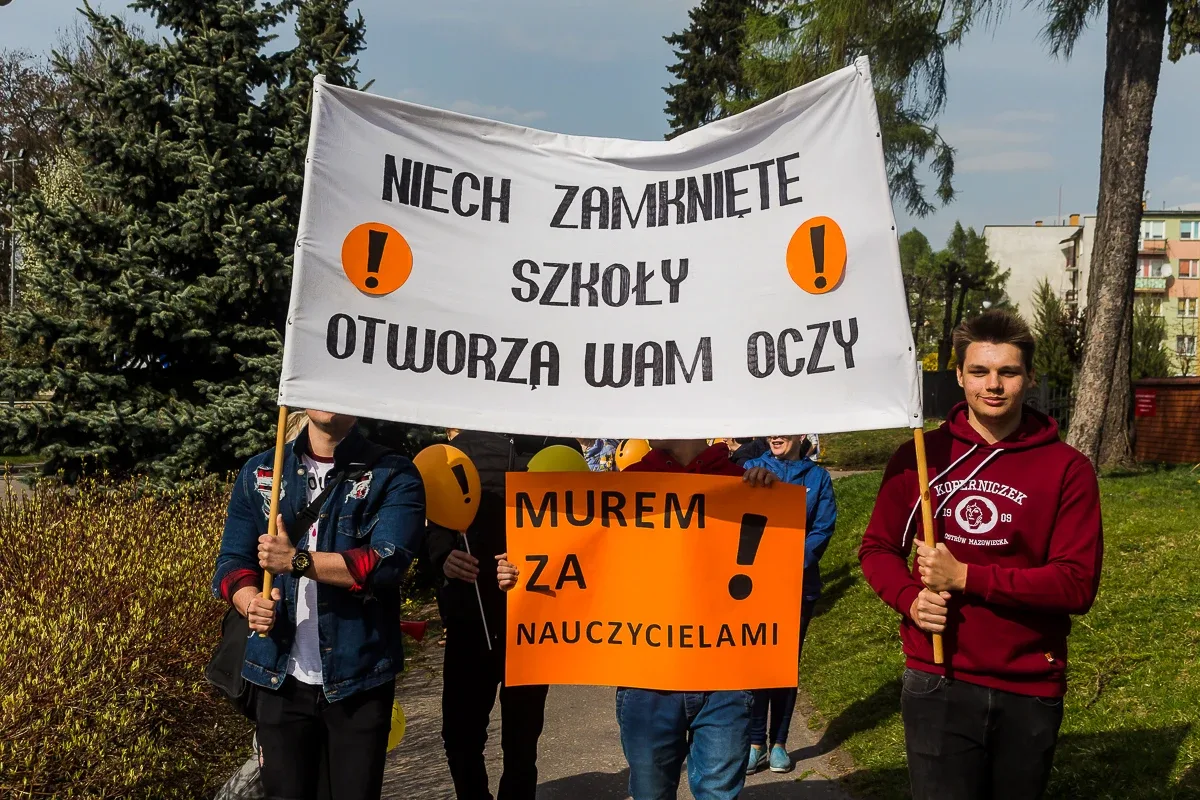 Nauczyciele protestowali pod ratuszem i ostrowskim starostwem (zdjęcia, wideo)