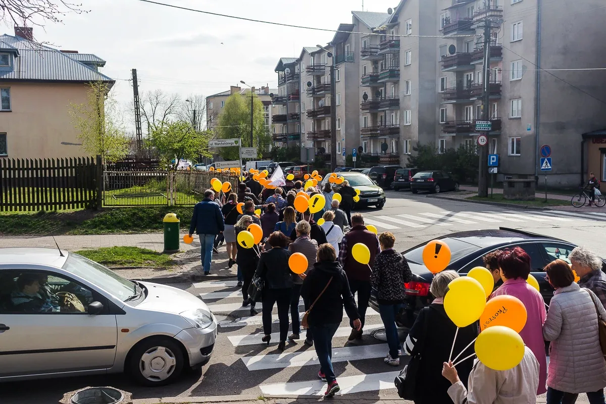 Nauczyciele protestowali pod ratuszem i ostrowskim starostwem (zdjęcia, wideo)