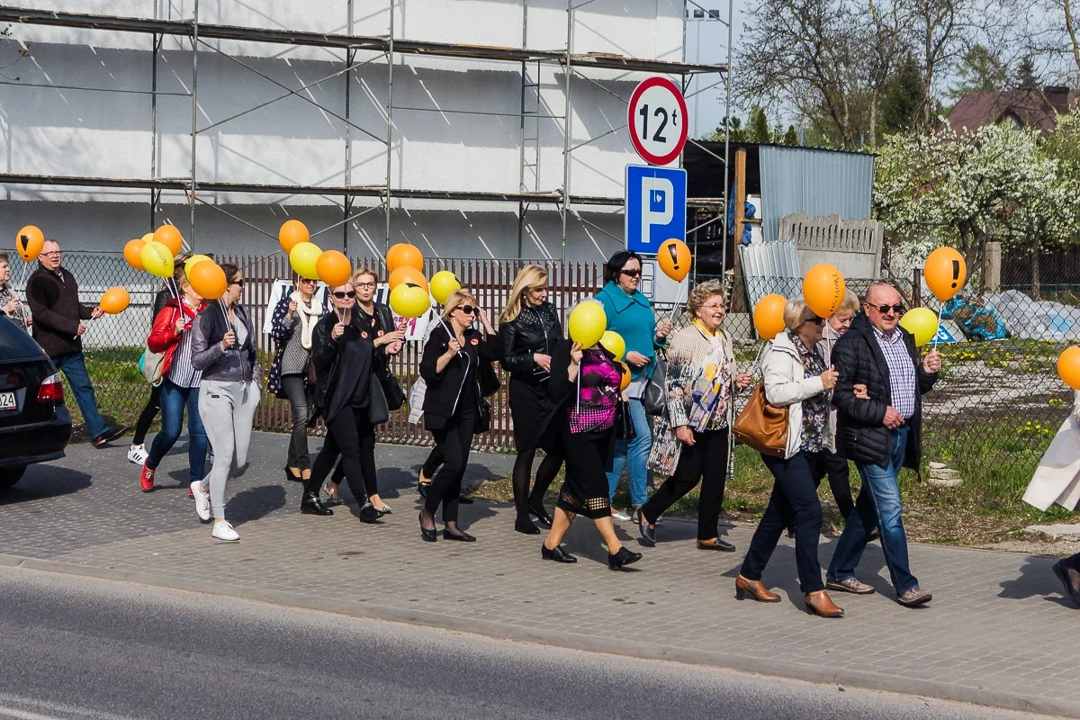 Nauczyciele protestowali pod ratuszem i ostrowskim starostwem (zdjęcia, wideo)