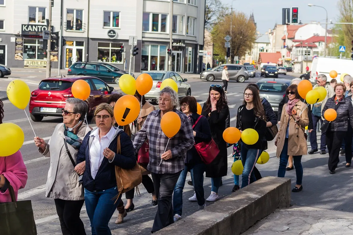 Nauczyciele protestowali pod ratuszem i ostrowskim starostwem (zdjęcia, wideo)